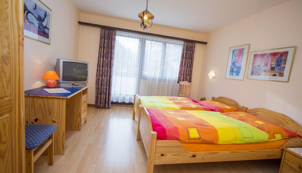 Hotel Olympia Saas-Almagell Quarto foto